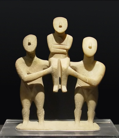 Grupa tri kikladkse figure, bronzano doba, Badische Landesmuseum, Karlsrue, Nemačka.